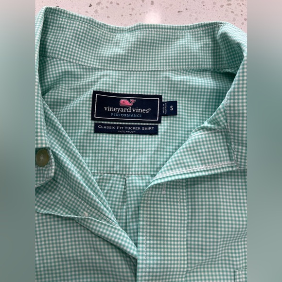Vineyard Vines Men’s Classic Fit Tucker Shirt in green - Picture 2 of 5